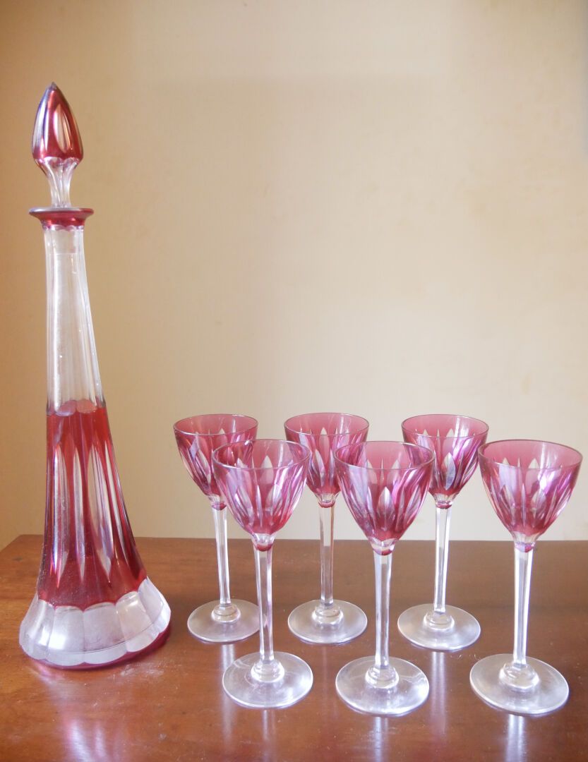 Null 圣路易风格

一套红色水晶酒具，包括一个玻璃瓶和六个杯子

高度：44.5厘米。17,5 in.

玻璃：18厘米，7英寸。



一个玻璃杯口的冲击&hellip;