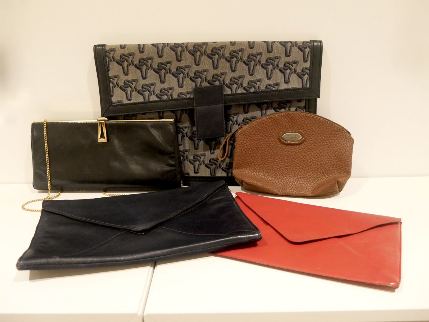 Null LEATHER GOODS 

Lot including : 

- Skai and navy blue canvas pouch. Size: &hellip;