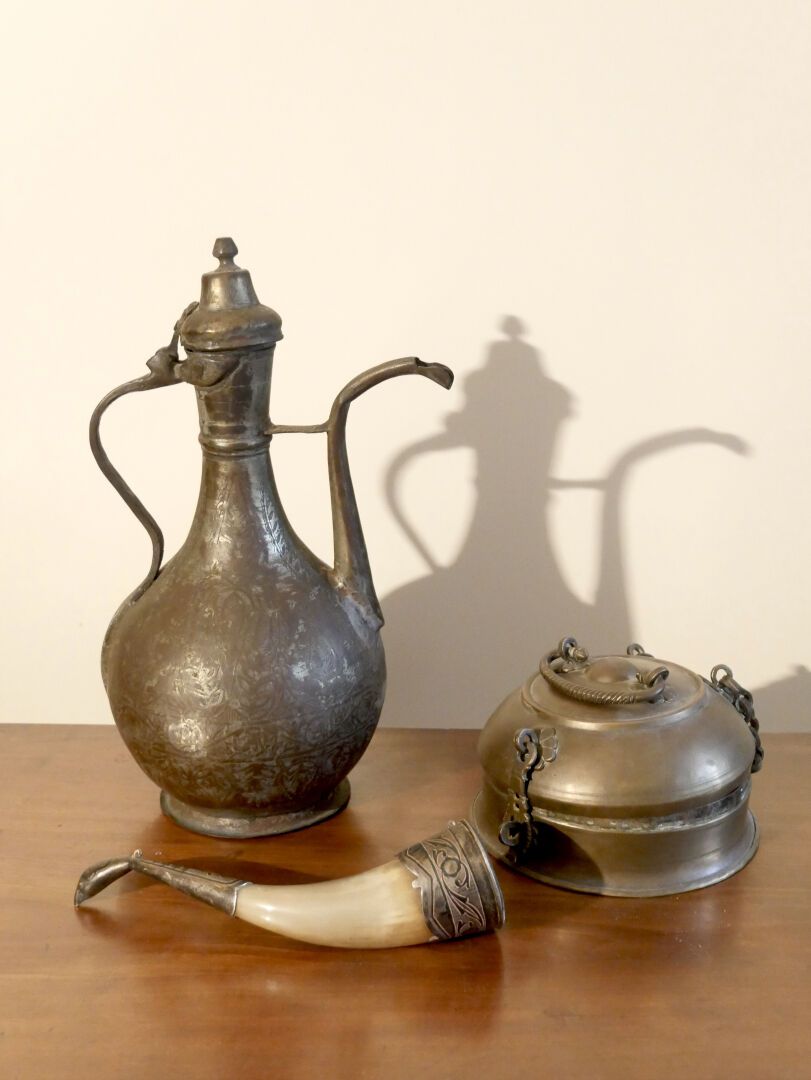 Null ORIENT 

Lot including a metal ewer with engraved decoration, a portable co&hellip;