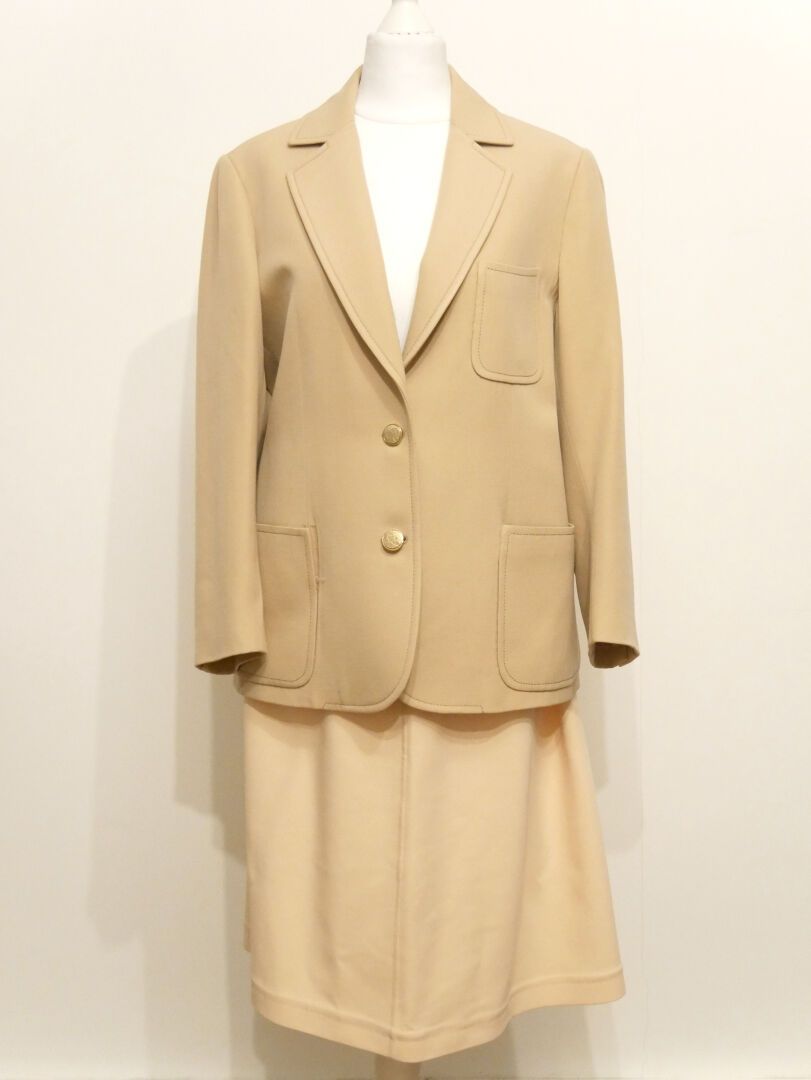 Null CELINE 

Sand-colored wool jacket, notched collar, closing with two buttons&hellip;