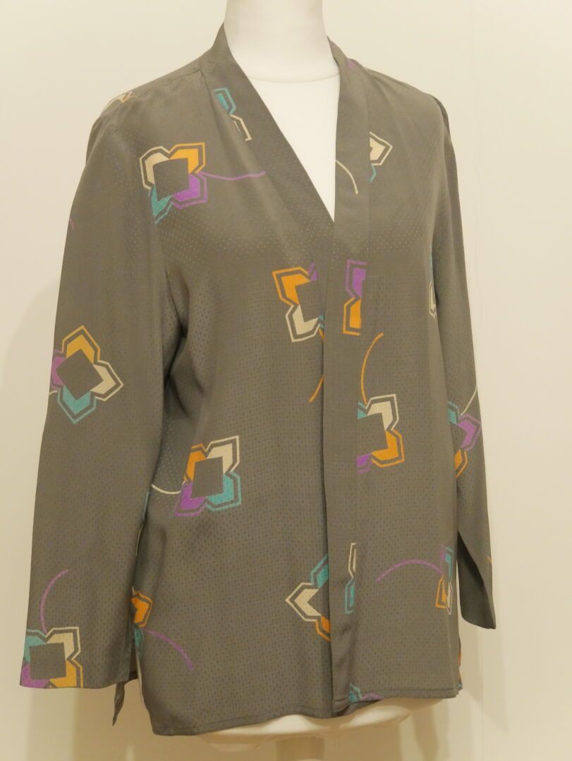 Null CHLOE and CELINE

Lot including : 

- Chloé kimono blouse in gray silk prin&hellip;