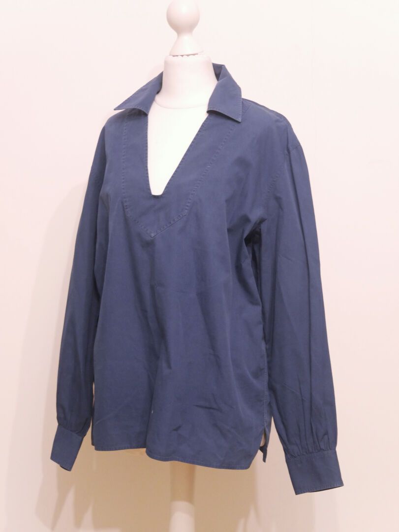 Null SAINT LAURENT RIVE GAUCHE 

Blusa de algodón azul con cuello en V, mangas c&hellip;