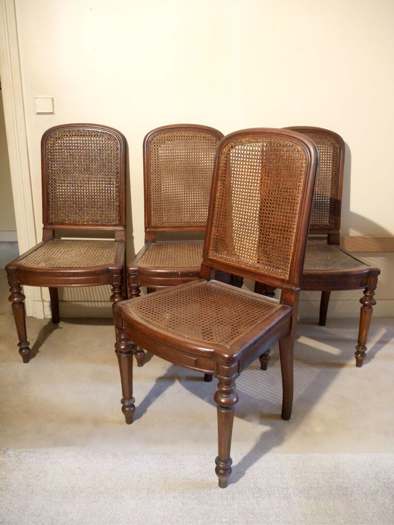 Null 法国--19世纪末和20世纪初

一套四把路易十六风格的木椅，椅背和椅座有藤条，圆背，锥形腿，前面有切边

尺寸：97 x 47 x 43厘米。 38&hellip;
