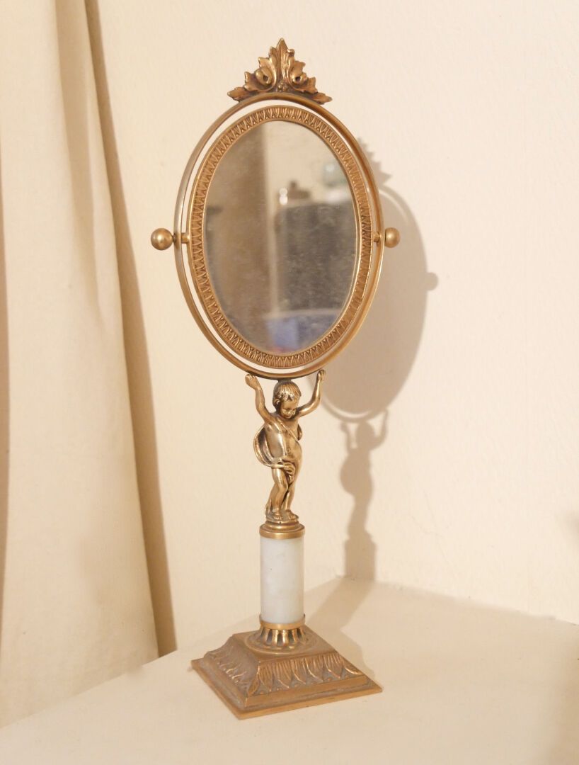 Null 现代工作

鎏金铜质小型独立镜，椭圆镜可旋转，由硬石护套上的莆田人持有

H.36厘米。约14英寸。



使用条件



1月20日或21日在巴黎通&hellip;