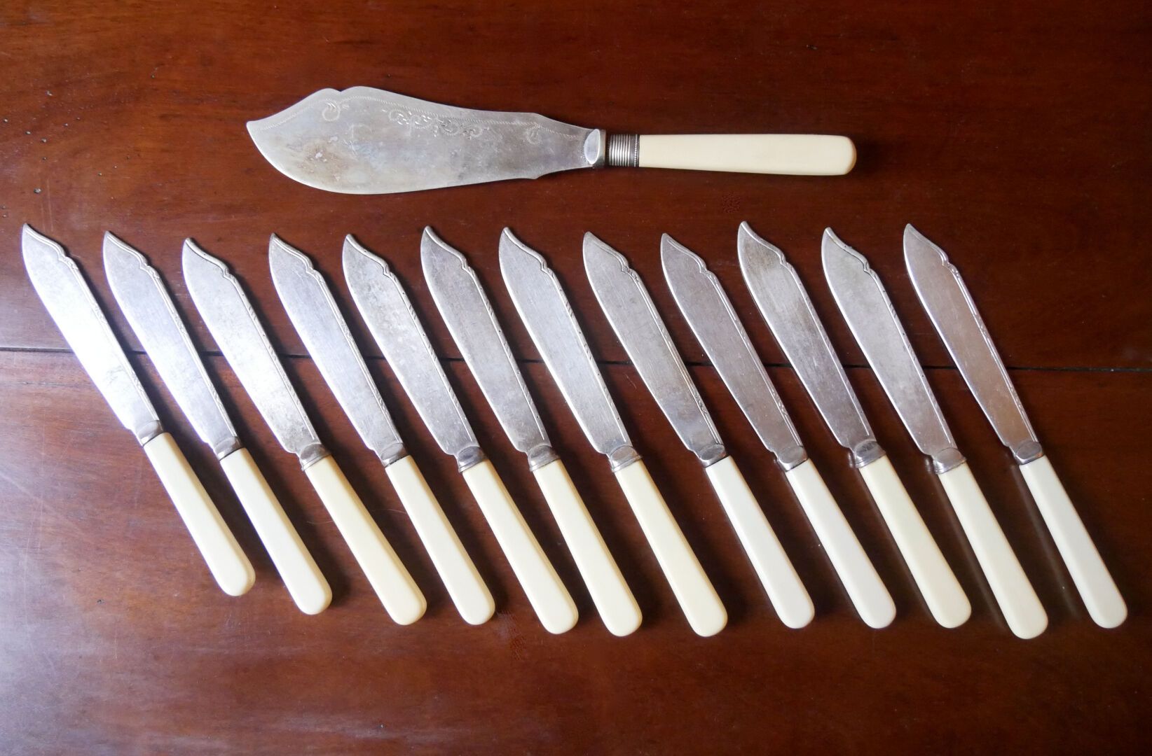 Null 英国 - 谢菲尔德 - 20世纪初

一套12把鱼刀和一把服务刀，树脂手柄仿象牙，金属刀刃



一个手柄变形，氧化，使用状态



1月20日或21&hellip;