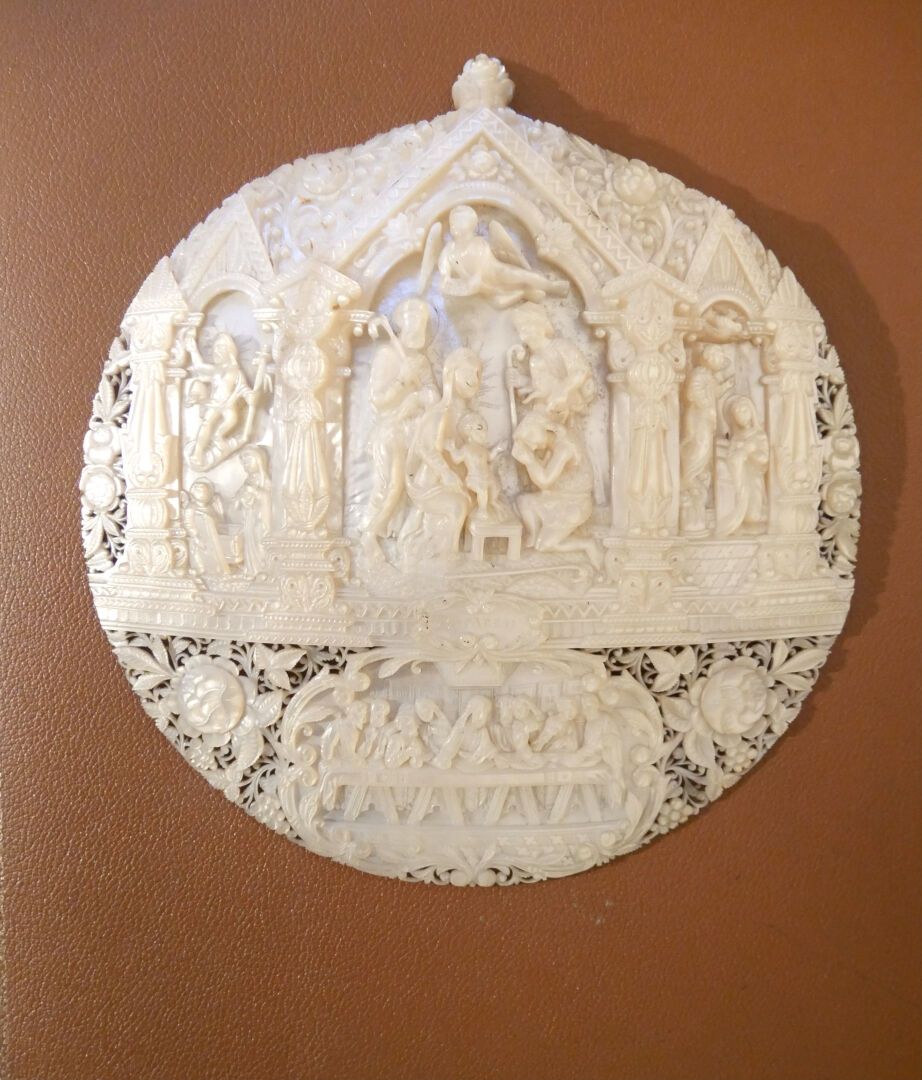 Null BETHLEEM 

Shell in mother-of-pearl carved with decoration of the Nativity,&hellip;
