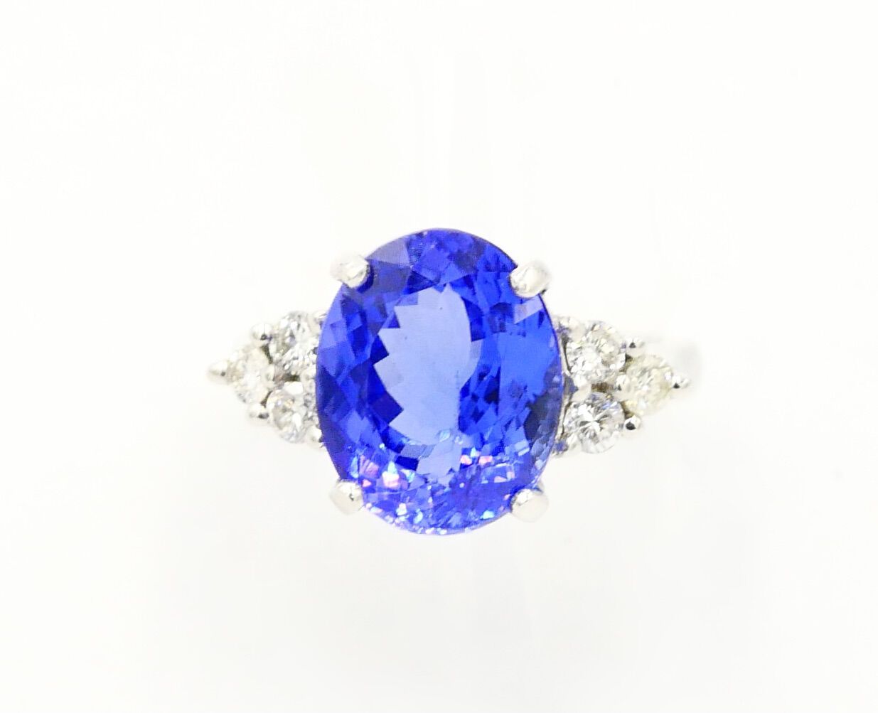 Null 20th CENTURY 

Ring in white gold 750/1000e centered of an oval tanzanite f&hellip;