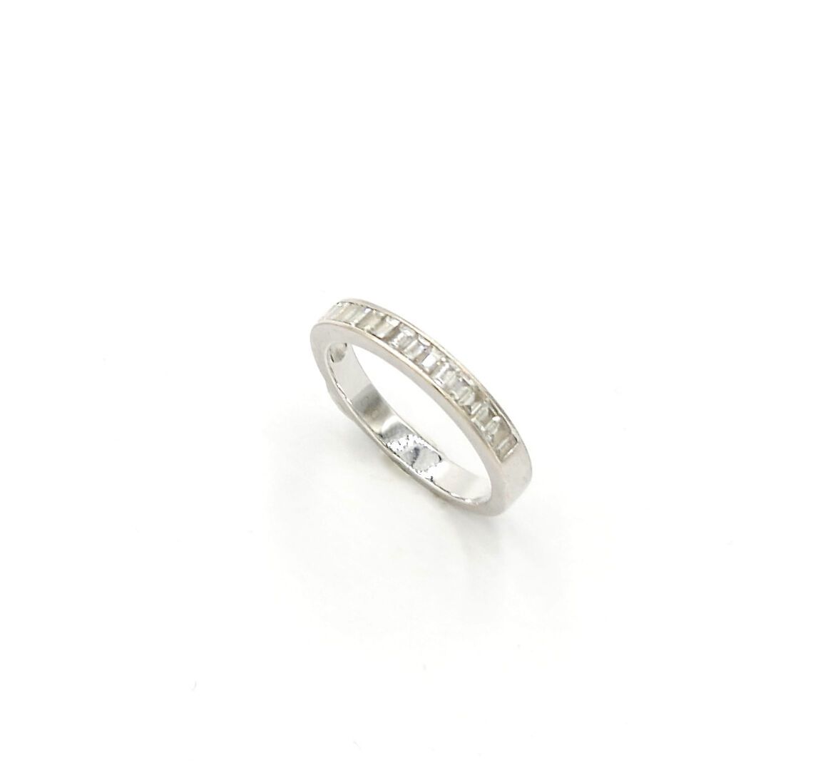 Null 20世纪

美国750/1000白金半身结婚戒指，镶嵌长方形切割钻石

毛重：3.7克。

手指大小：54



使用条件