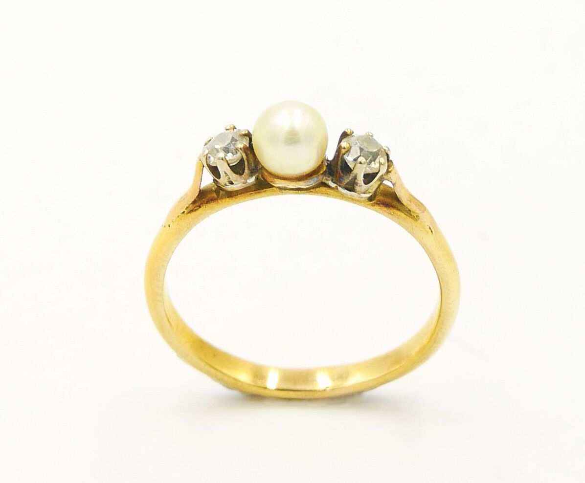 Null early 20th century 

Gold ring 750/1000th surmounted by a cultured pearl fl&hellip;