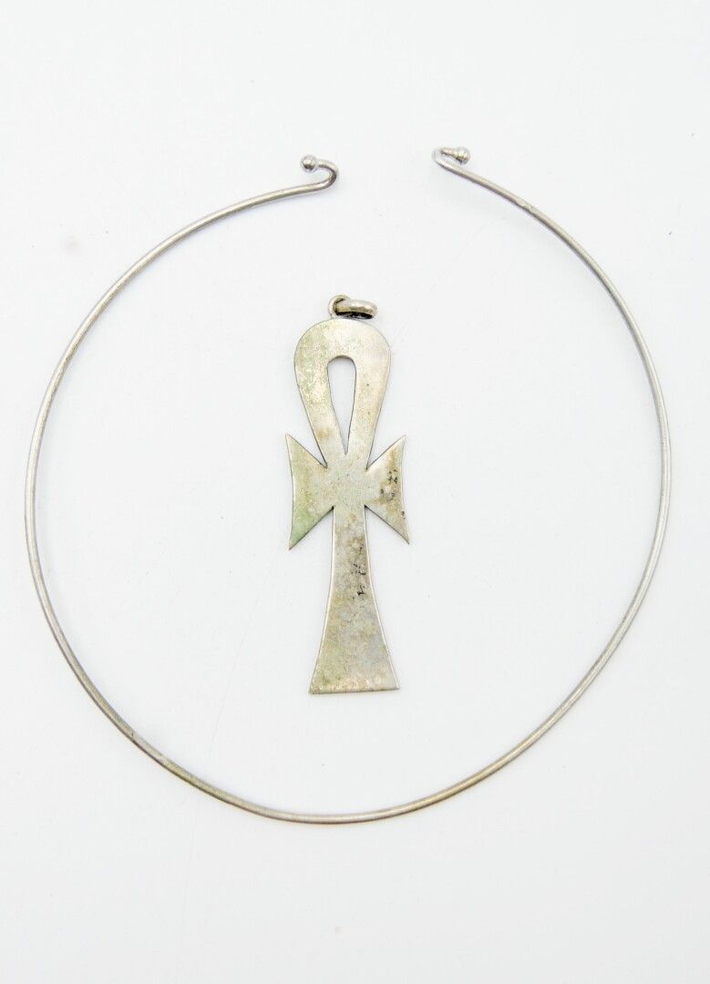 Null SIGLO XX 

Collar de plata 800/1000e y colgante cruz egipcia de plata 800/1&hellip;