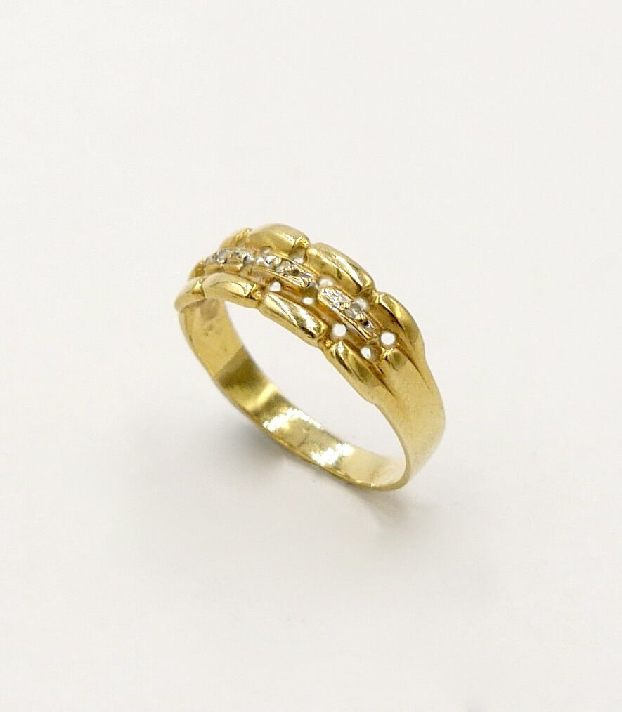 Null 20. Jh.

Ring aus 750/1000er Gold mit einer Linie kleiner Brillanten in der&hellip;