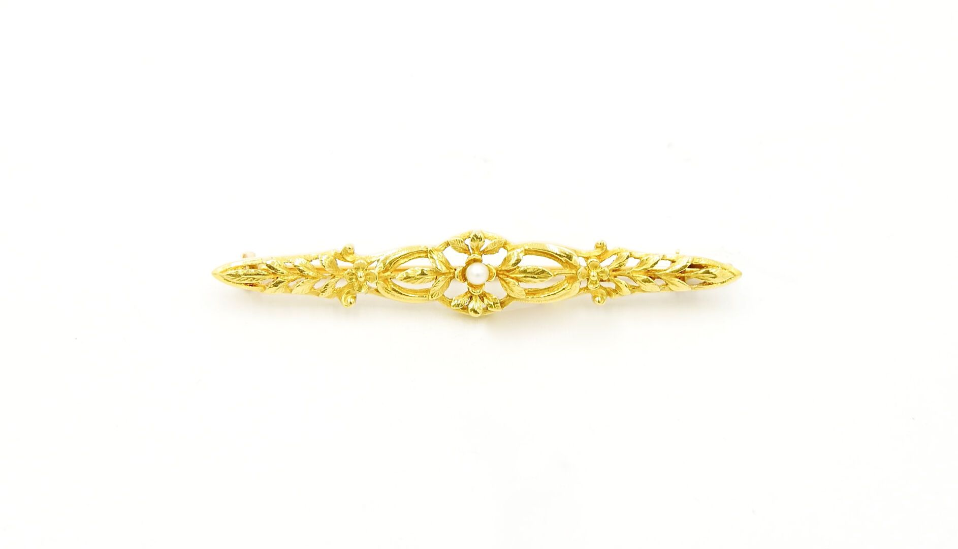 Null CIRCA 1900

Barrette in gold 750/1000e openwork with a plant motif centered&hellip;