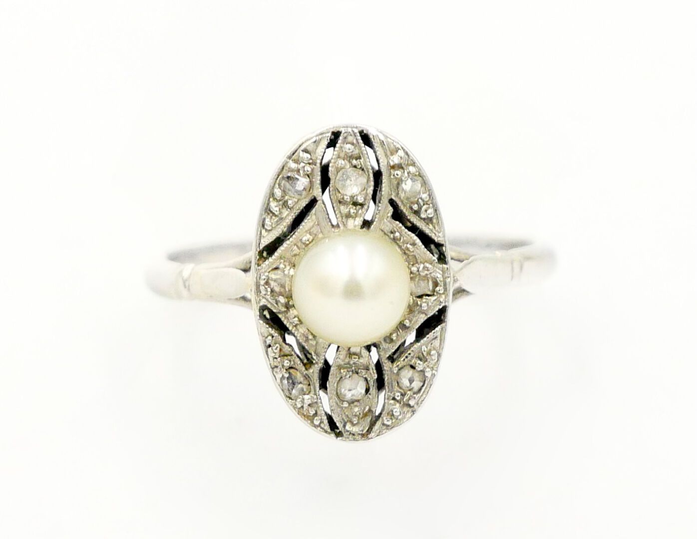 Null CIRCA 1900

Ring in platinum 850/1000e and gold 750/1000e centered of a cul&hellip;