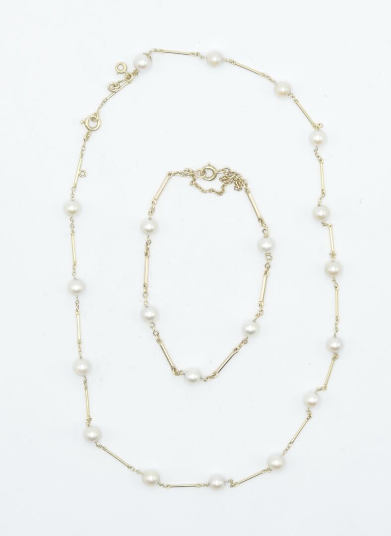Null 20世纪

750/1000金和养殖珍珠的项链和手链

总毛重：11.8克。



使用状况，项链上的事故