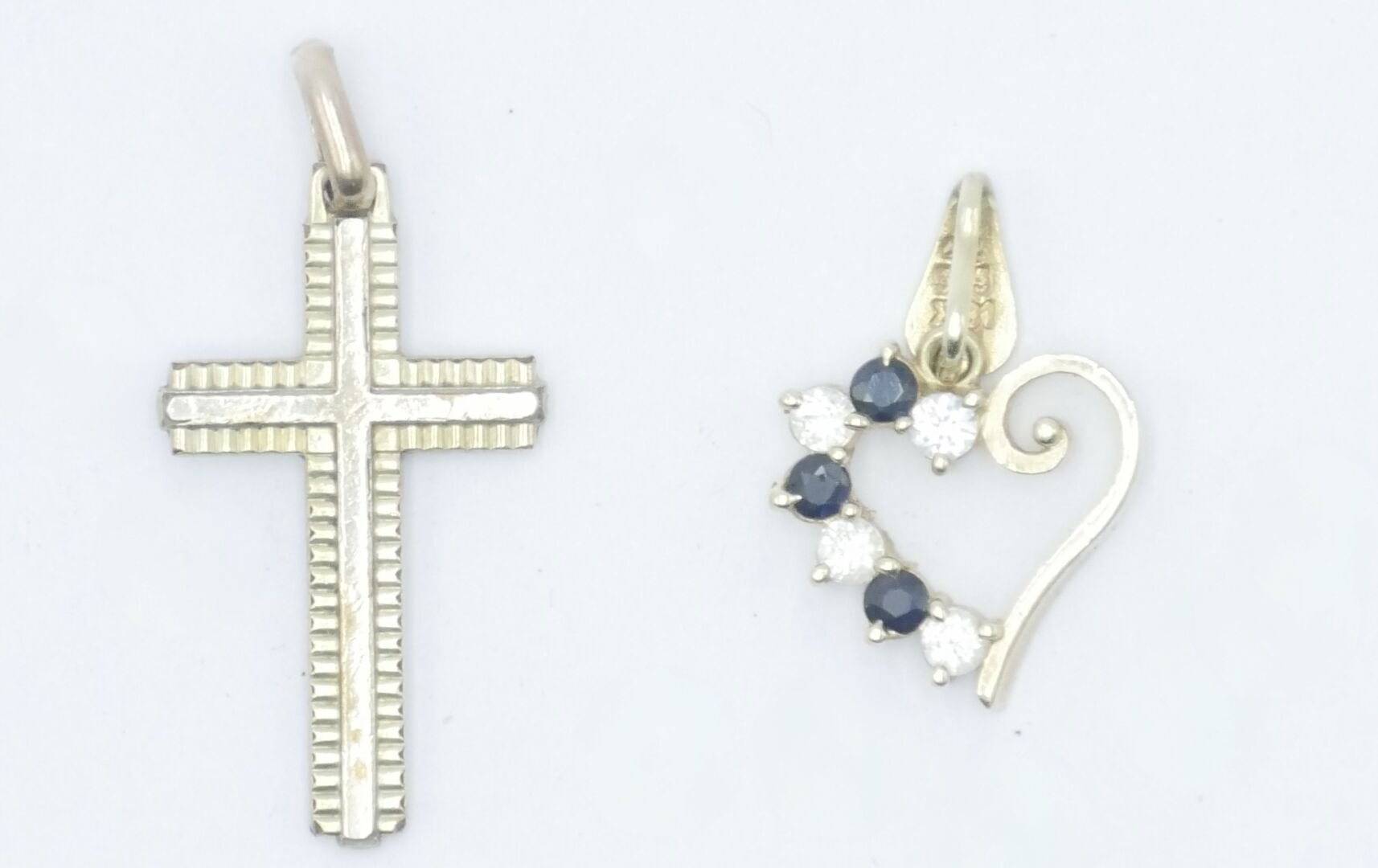 Null 20世纪

一套两个吊坠，一个心形，585/1000金，镶嵌蓝色和白色宝石，另一个十字架，375/1000金

总毛重：2.98克。



使用条件