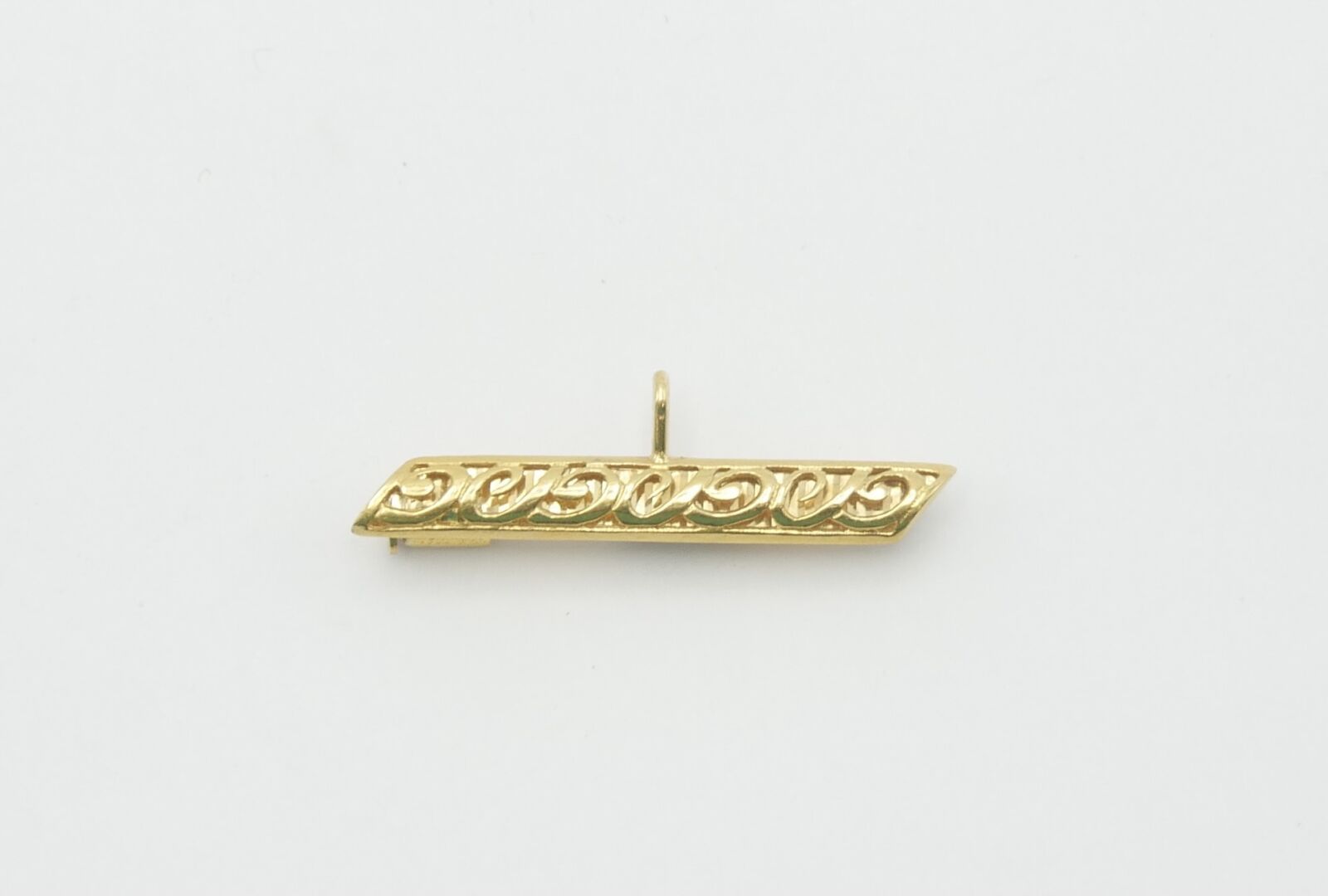 Null 20° secolo 

Piccola spilla barretta in oro 750/100 

Peso: 2,2 g. 

L. : 3&hellip;