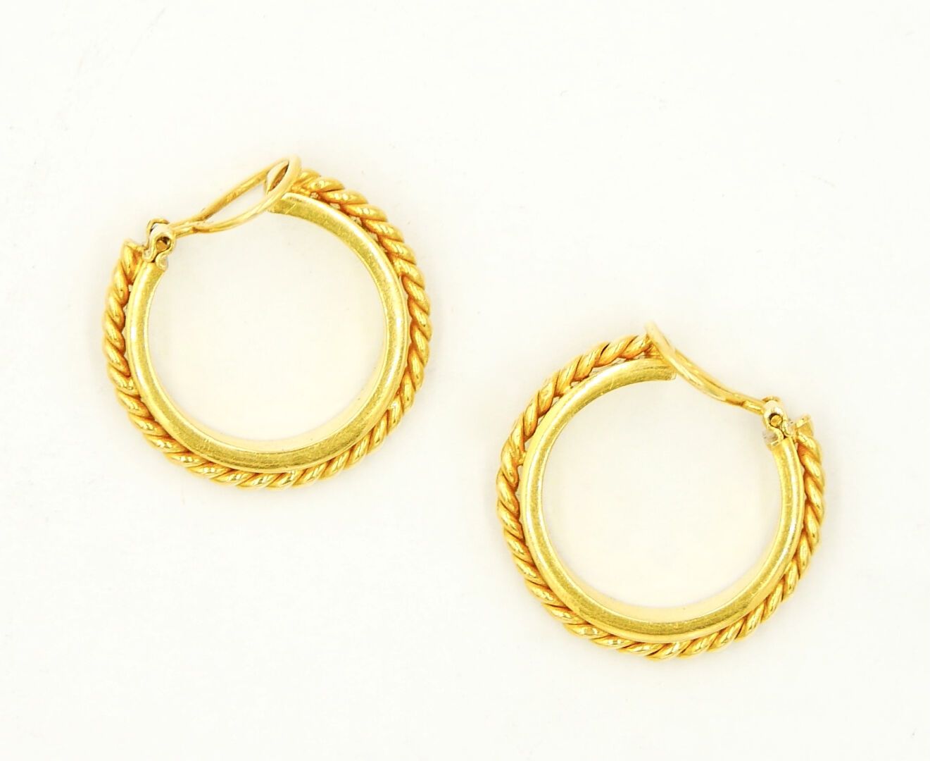 Null 20世纪

一对750/1000e的金夹子耳环，有扭曲的图案

重量：3,3 g。

直径：2.2厘米，约0.8英寸。



使用条件