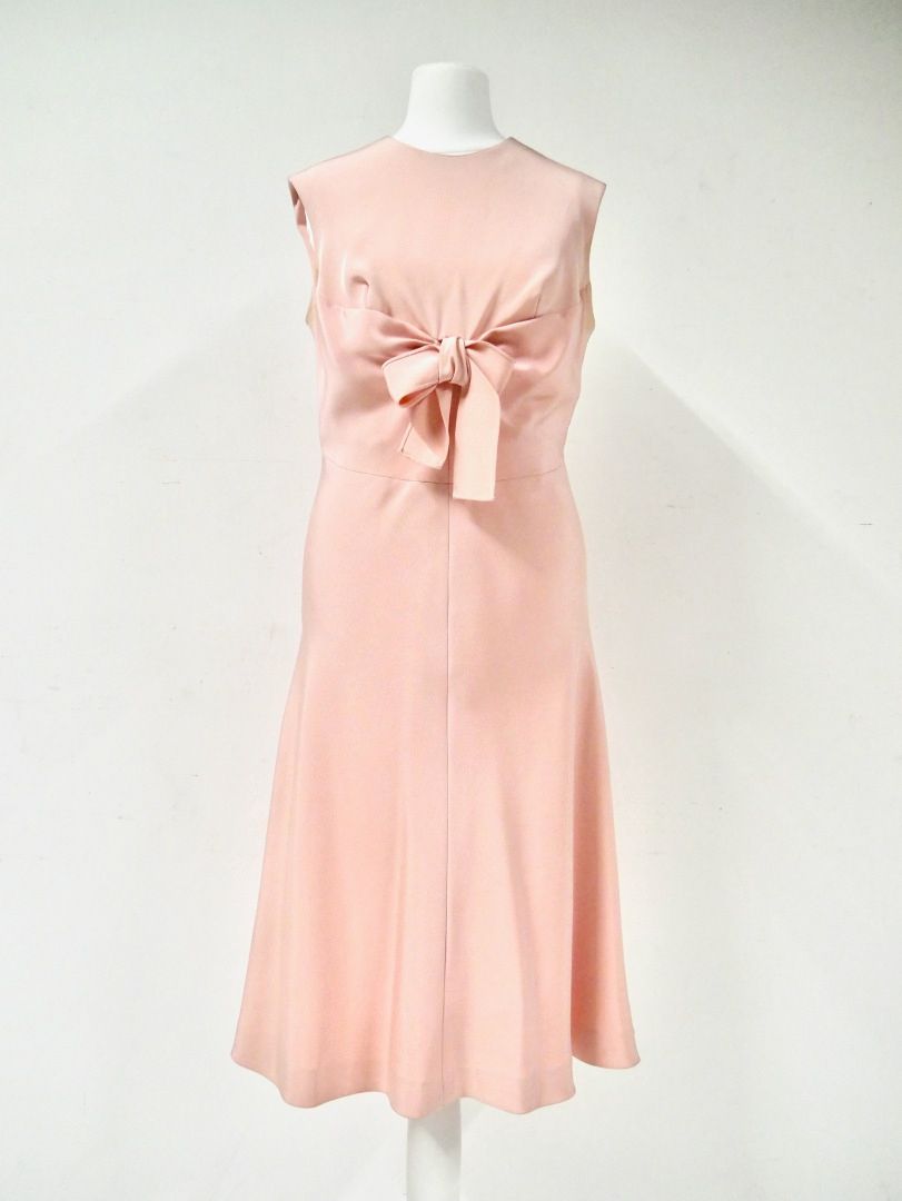 Null GRÈS - VERS 1960-70 

Robe en jersey de soie rose, le corsage à décor de no&hellip;
