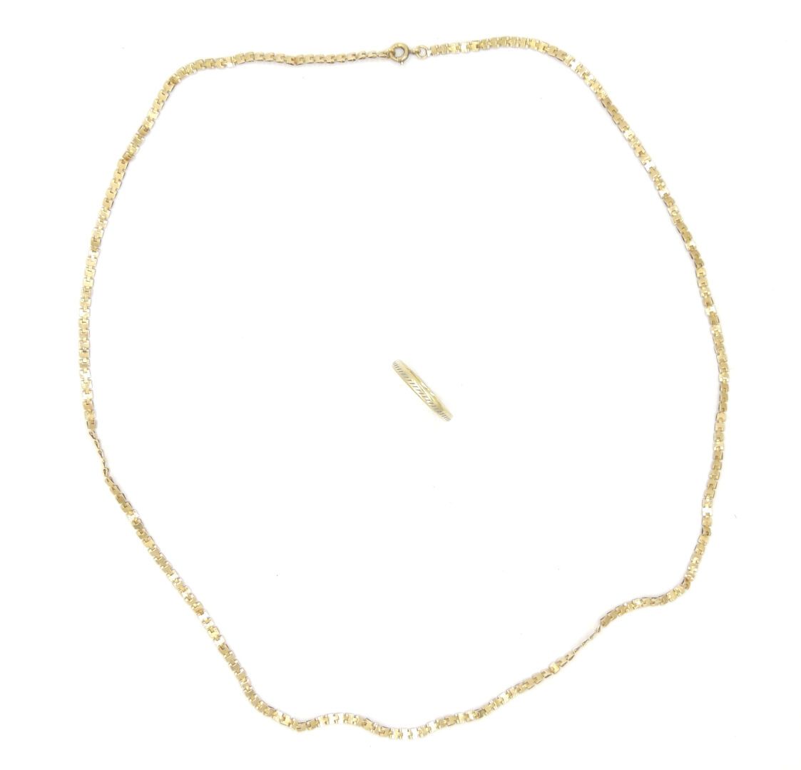 Null 20世纪

750/1000e黄金拍品，包括一条衔接链，龙虾扣和一个刻有装饰的结婚戒指

长度：65厘米

手指大小：66.5

总重量 : 12,5&hellip;