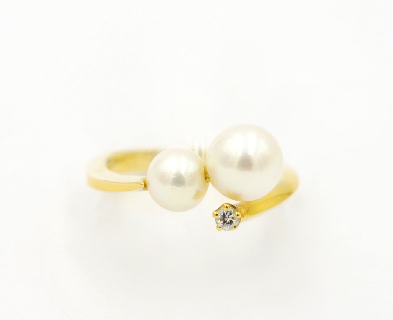Null 20世纪

750/1000e toi et moi金戒指，镶有两颗养殖珍珠，一颗比另一颗小，以及一颗小的明亮型钻石。

毛重：4.18克。

手指大&hellip;