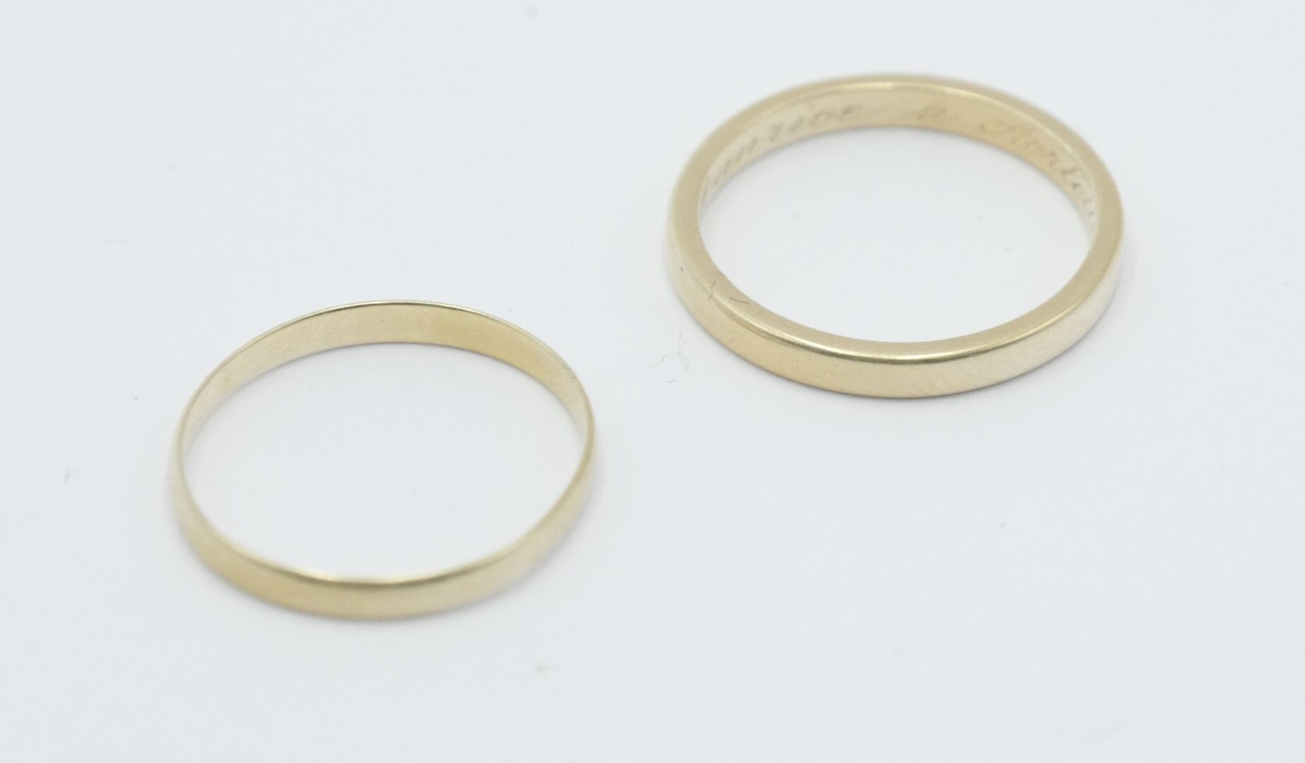 Null 20世纪

两个750/1000金的结婚戒指，其中一个里面刻有图案

总重量：3.48克。

手指大小 : 51



使用条件