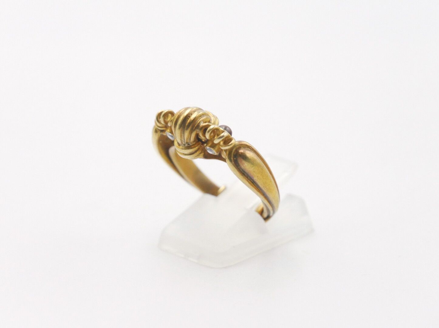 Null 法国 - 20世纪

金戒指750/1000e，代表猫头鹰，由绕线组成，装饰有两颗虎眼珠和两颗小钻石

金匠大师的印记痕迹

毛重：8.6克。

手指&hellip;