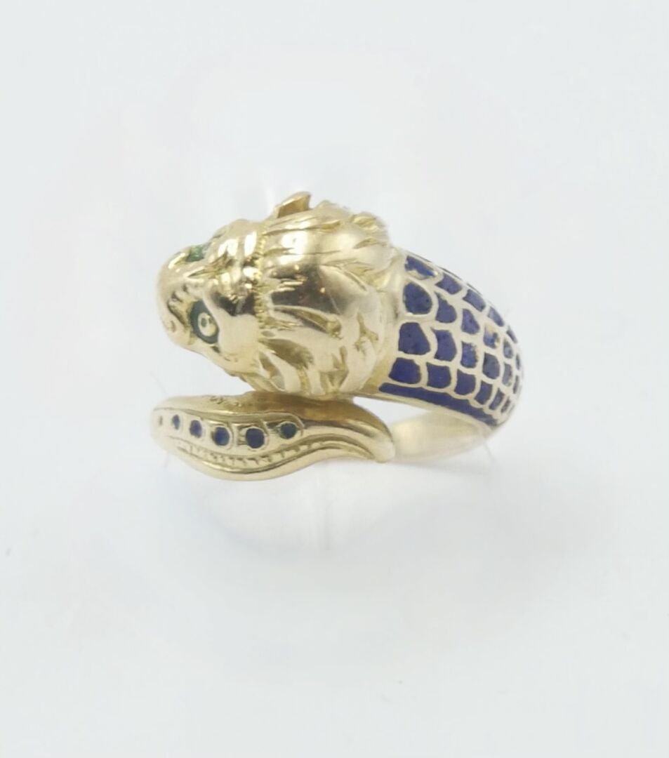 Null 20世纪 - 在ZOLOTAS的味道中

狮头形状的750/1000e金戒指，部分为蓝色珐琅彩

重量：6,6 g。

手指大小：55



使用状况&hellip;