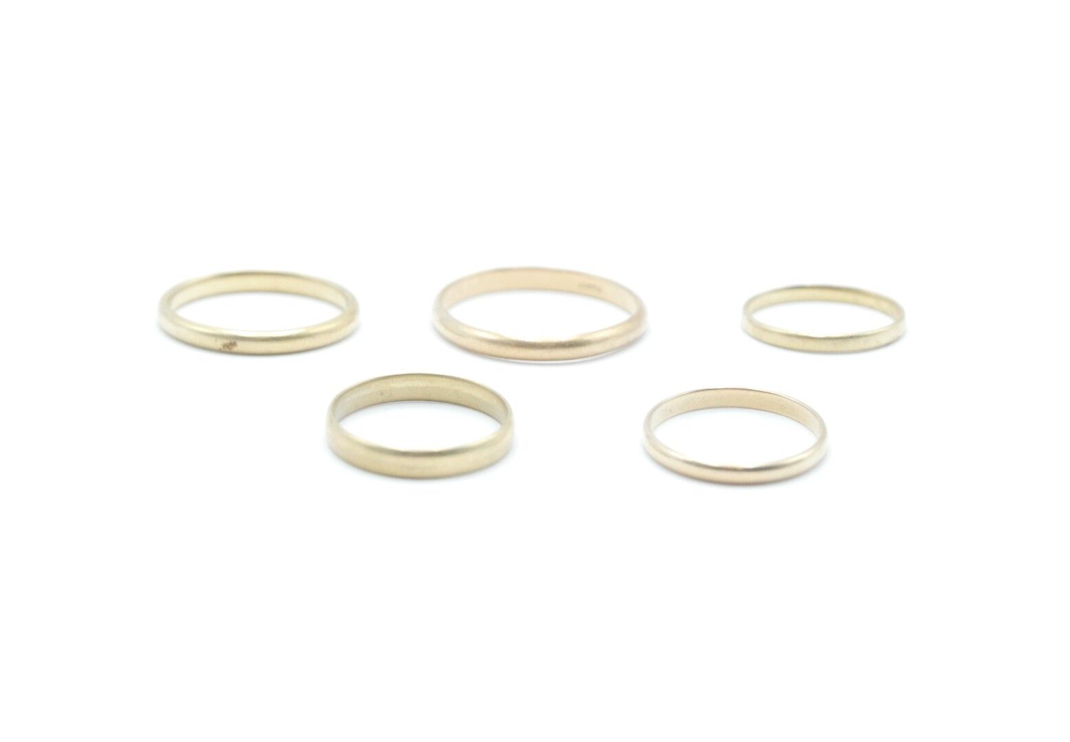 Null XXth CENTURY 

Five wedding rings in gold 750/1000 

Total weight : 10,09 g&hellip;