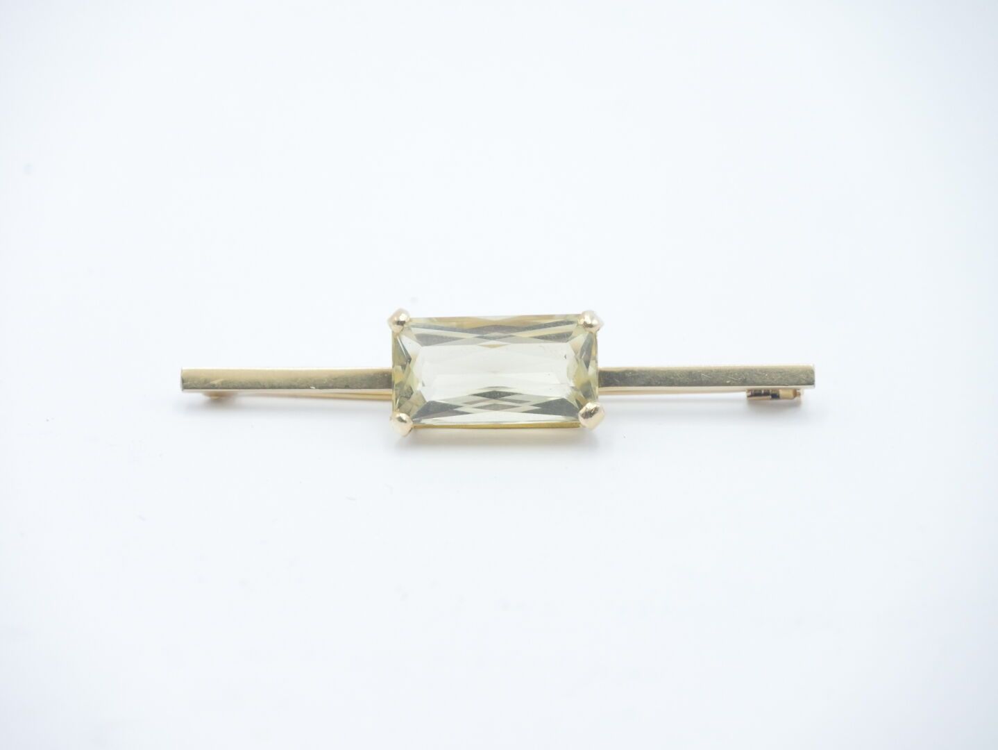 Null 20世纪

爪式镶嵌长方形石英的黄金胸针

总毛重：9.7克。

长：6.8厘米，约2.6英寸。



使用条件