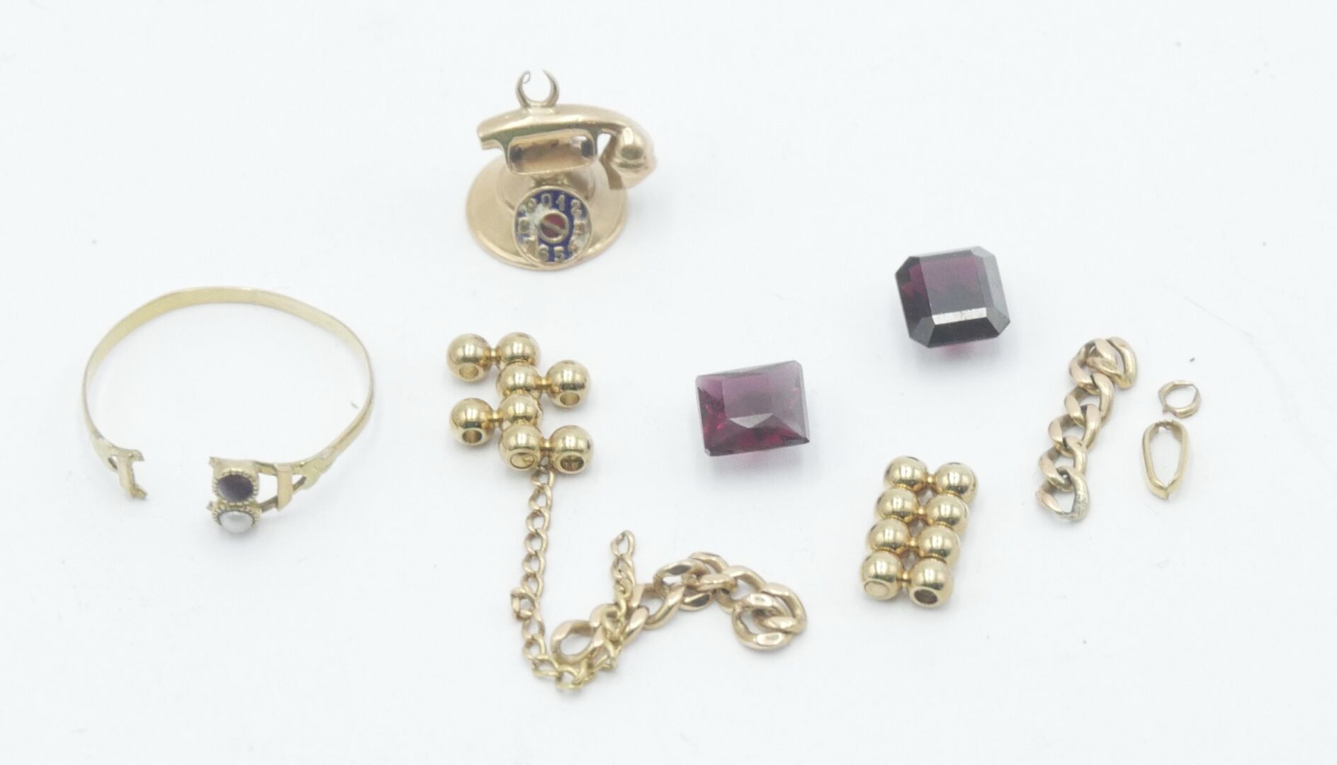 Null 邓小平

一批750/1000e和585/1000e的黄金碎片，有时还带有珐琅，存在珍珠

总毛重：5.75克。



附有两块切割好的石头。
