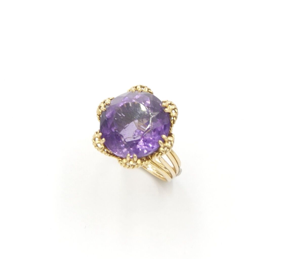 Null 约1950年

以花蕾形状的圆形切割紫水晶为中心的黄金鸡尾酒戒指

毛重：11.2克。

手指大小：49



小碎片