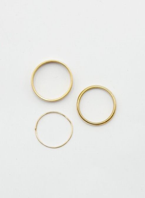 Null 20世纪

三枚750/1000金的结婚戒指

总重量：6,7克。

手指尺寸：52、53和56



使用条件