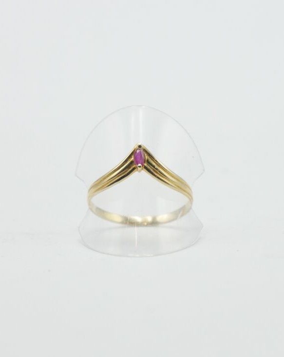 Null 20th CENTURY

Gold ring 750/1000th decorated with a small pink stone 

Gros&hellip;