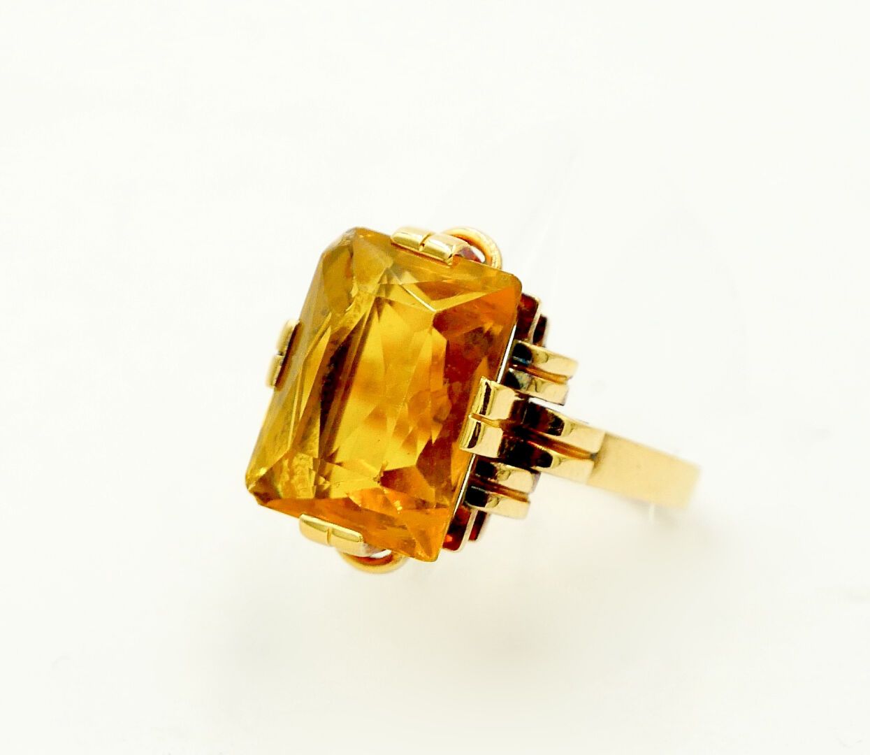 Null UM 1950

Ring aus 750/1000e Gelbgold mit Stufen, gekrönt von einem Citrin i&hellip;