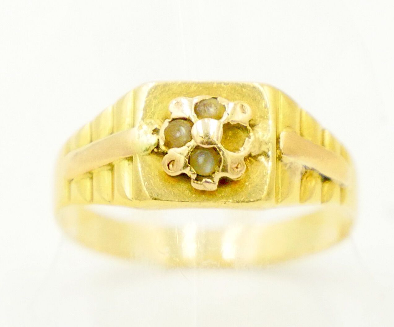 Null 20世纪

750/1000e双金小戒指，方形台地，顶部镶嵌梦幻珍珠的花。

总毛重：2.96克。

手指大小 : 51



使用状况，一颗珍珠缺失&hellip;