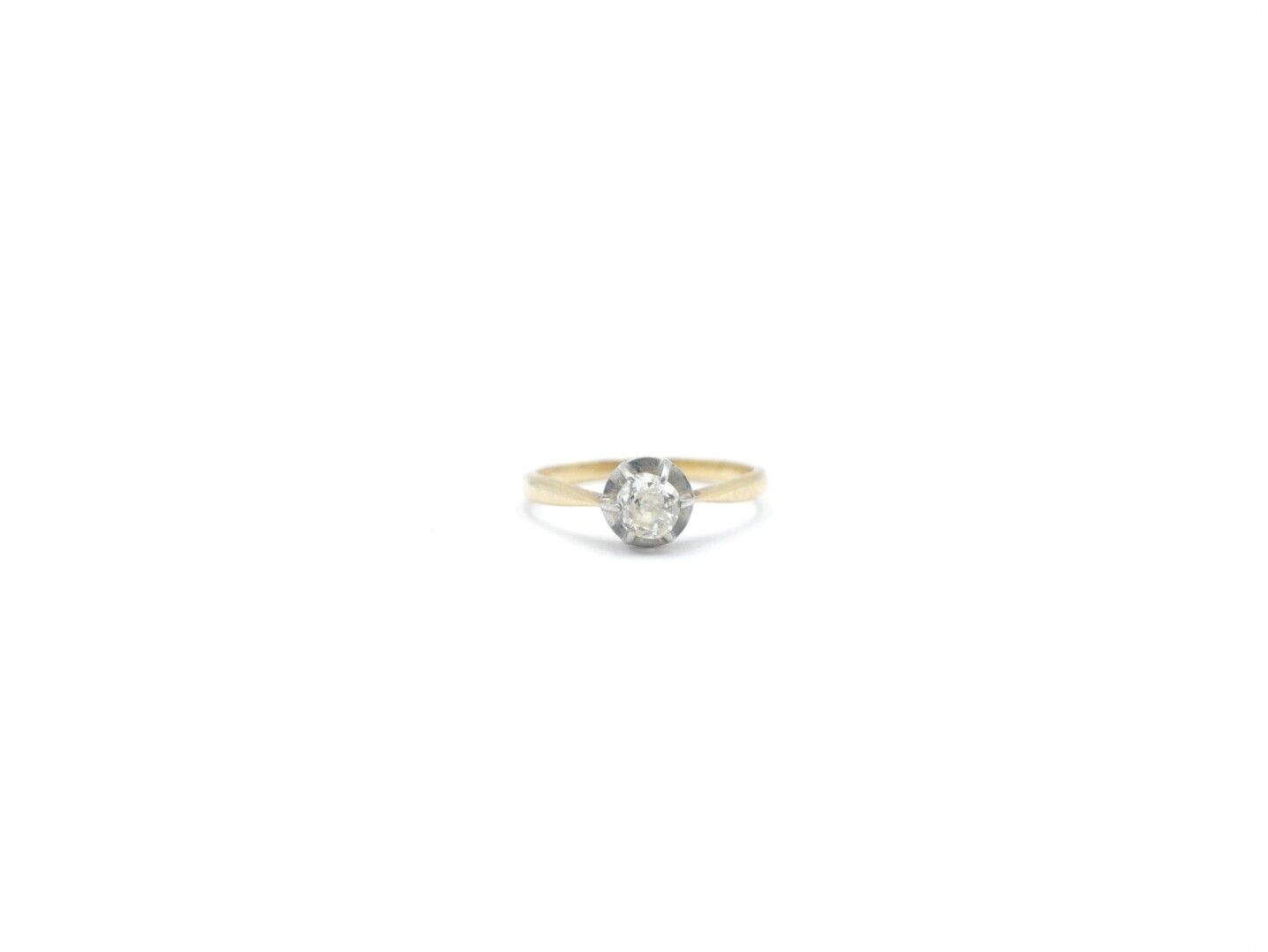 Null 20. Jh. 

Ring aus 750/1000er Gelbgold, gekrönt von einem Diamanten (ca. 0,&hellip;