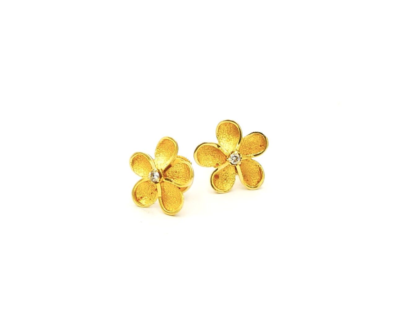 Null 20世纪

一对750/1000e的黄金耳钉，形状是一朵有五片花瓣的花，中心由一个明亮的形成。牢固的按钮式表扣。

总重量 : 3,65 g



使&hellip;
