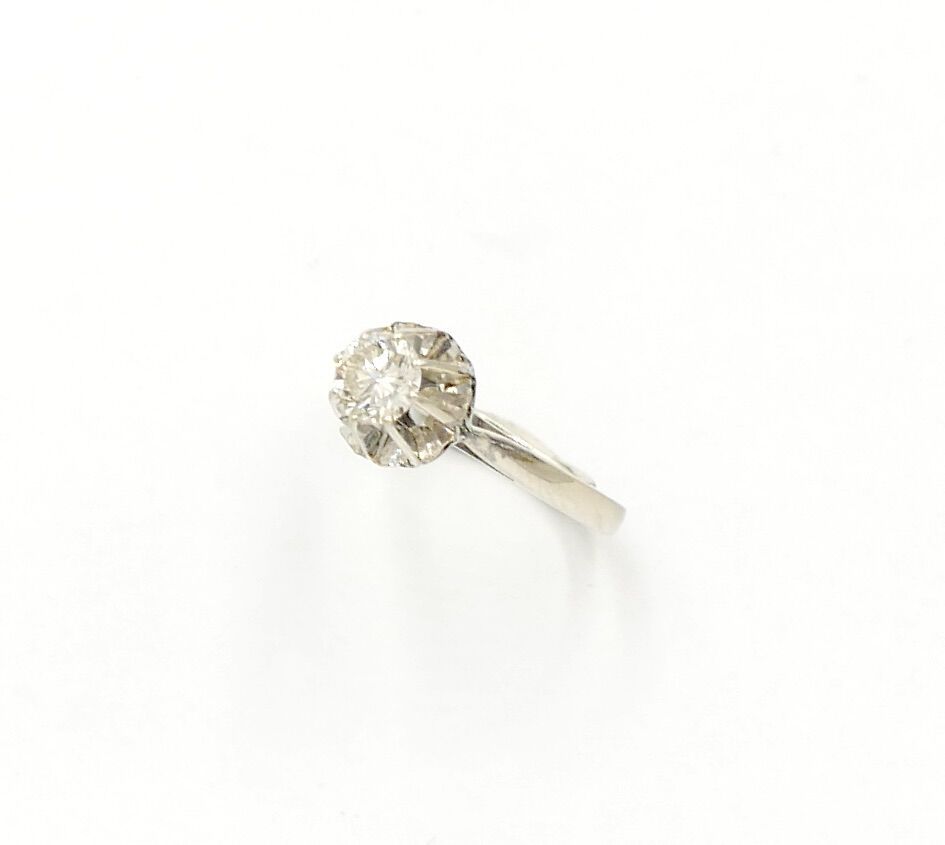 Null 20世纪上半叶

750/1000白金单颗钻石戒指，上面有一颗约0.6克拉的钻石，爪式镶嵌。

毛重：3.7克。

手指大小：53



使用条件