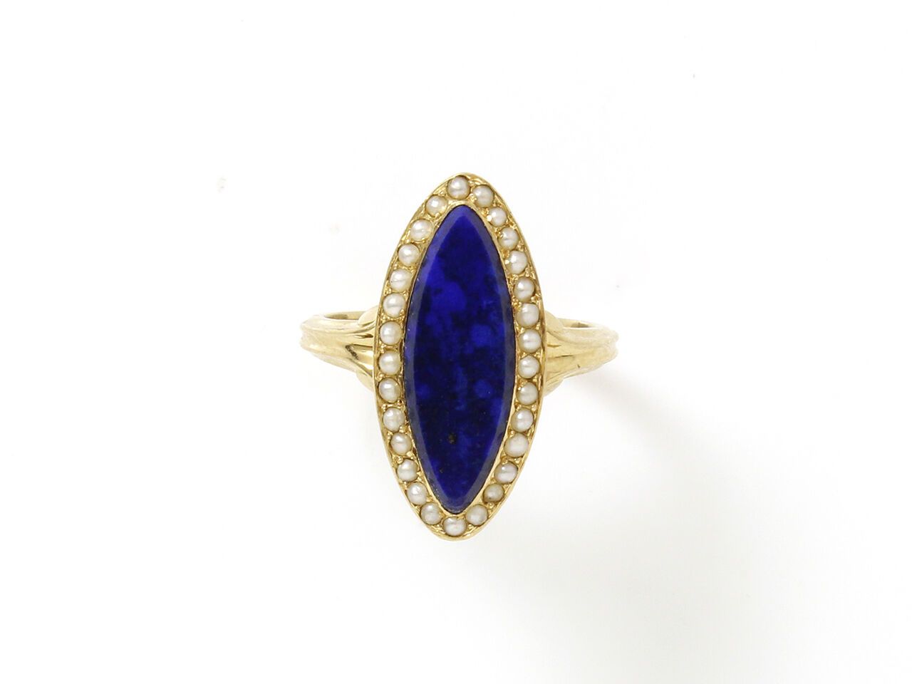 Null 法国作品 - 20世纪末

一枚750/1000e金质的榄尖形戒指，其上的青金石板可能染上了半颗珍珠的颜色。肩部装饰着一个卷轴。

毛重：4.40克。&hellip;
