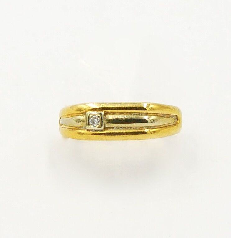 Null 20. Jh. 

Ring aus 750/1000er Gelb- und Weißgold, seitlich mit einem Brilla&hellip;