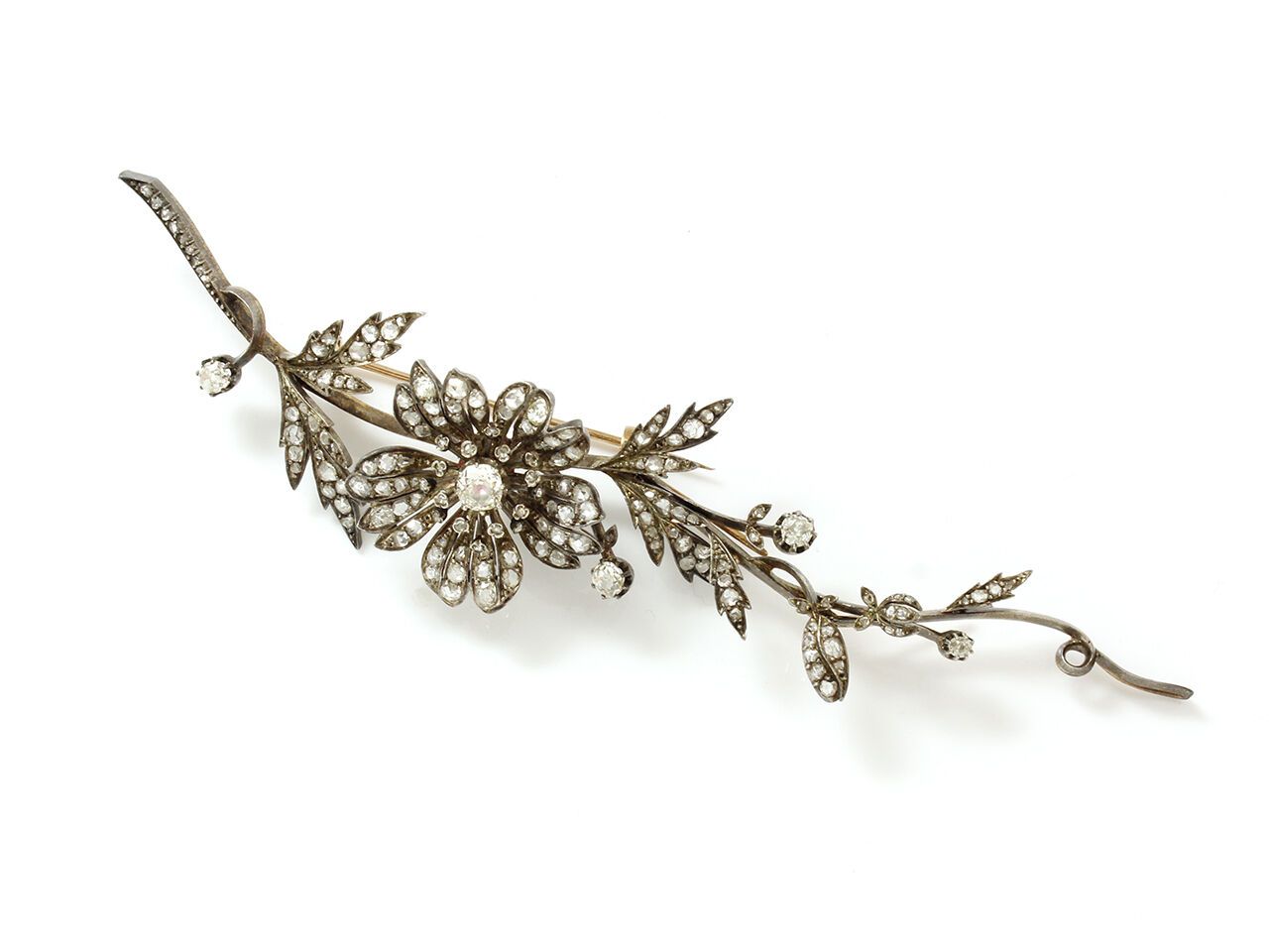 Null 约1880年

第750/1000号金质和第800/1000号银质胸针，由3个带叶子装饰的衔接元素组成，最重要的一个装饰着一朵玫瑰花。该套装以钻石玫瑰&hellip;