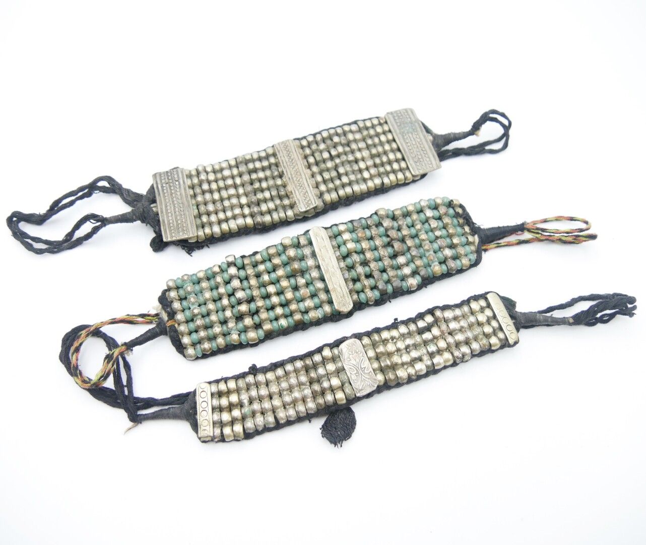 Null INDIA 

Juego de tres brazaletes flexibles de metal y cristal sobre algodón&hellip;