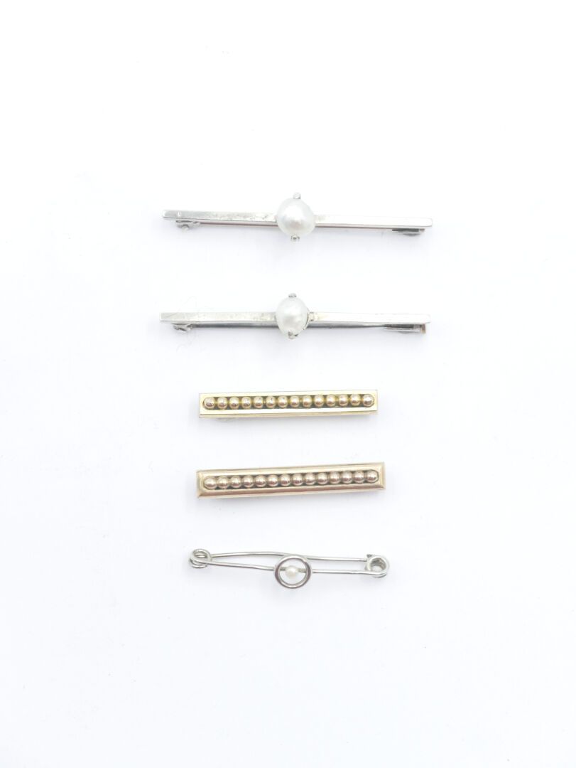 Null Set consisting of a white gold 750/1000th safety pin punctuated with a smal&hellip;