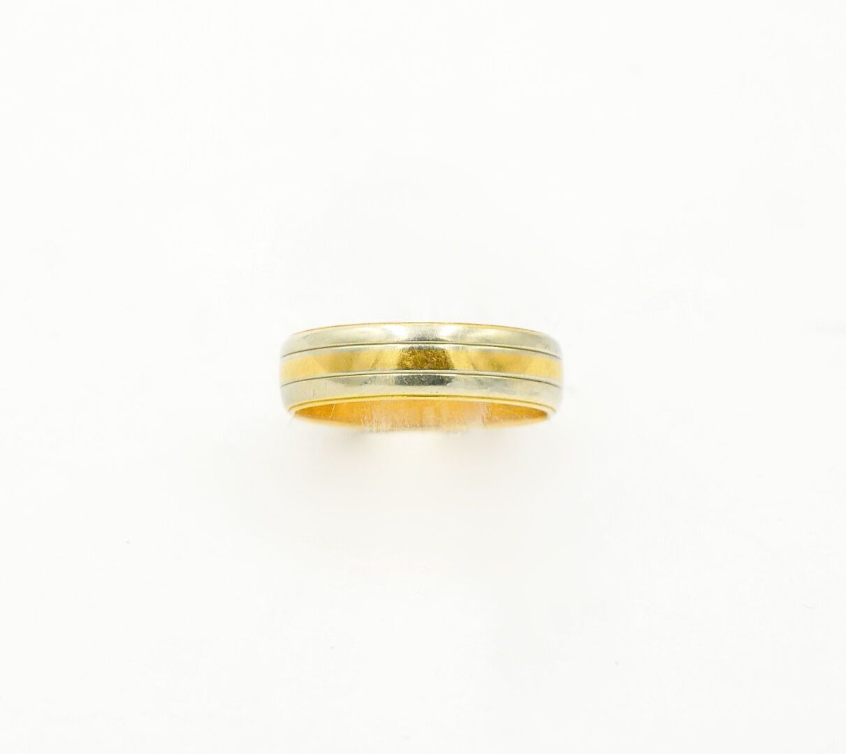 Null 20世纪

750/1000e黄金结婚戒指，黄金线条环绕着白金线条

重量：4.65克。

手指大小：56



使用状况和划痕