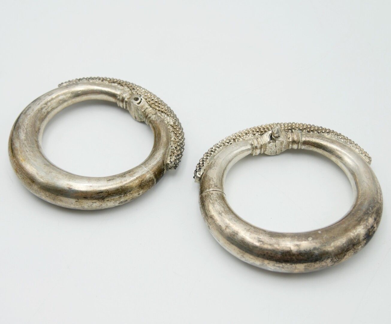 Null INDIEN 

Paar Armbänder aus ausländischem Silber 800/1000e mit Granulations&hellip;