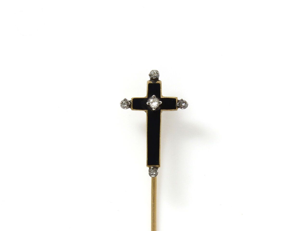 Null 19世纪末的作品

金质领带针上有一个黑色的珐琅质十字架，并在银质底座上有小的冠状玫瑰花。

毛重：1.30克。



专家：Xavier Lafos&hellip;