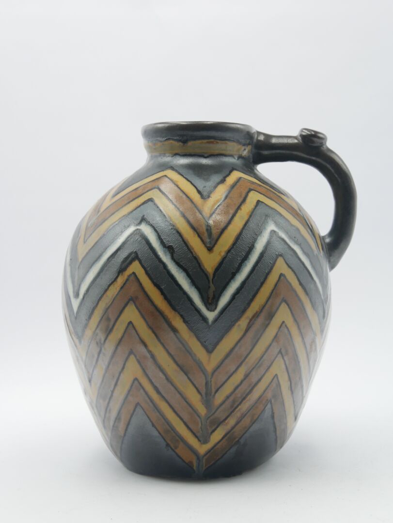 Null QUIMPER HB - ODETTA - 20世纪初

炻器花瓶，有一个把手，在卵形的瓶身上装饰有赭石、棕色、棕色和白色的匈牙利点。棕色背景的手柄。&hellip;