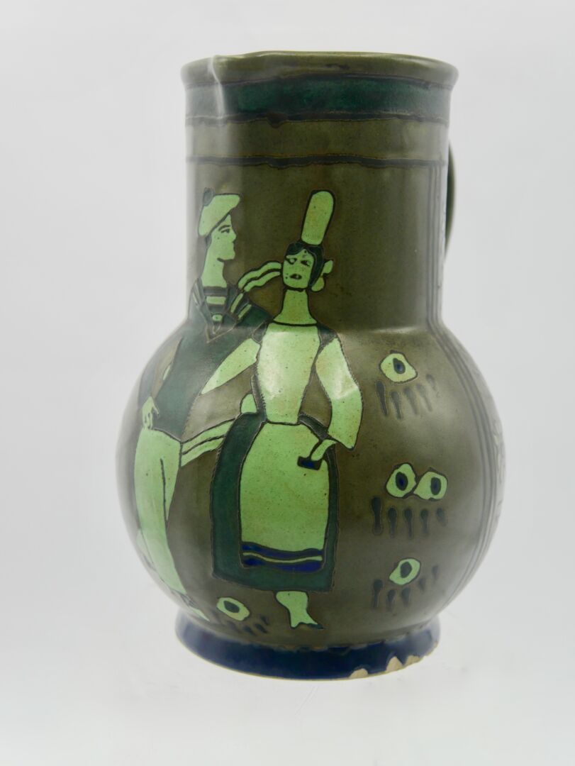 Null QUIMPER HB - ODETTA - 20世纪初

炻器苹果酒壶，壶嘴下装饰着一对绿色和棕色单色的Bigoudens在跳舞。两侧是一朵造型优美的&hellip;
