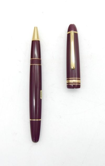 Null MONTBLANC 

Meisterstück 

Rollerball pen in burgundy resin and gold metal,&hellip;