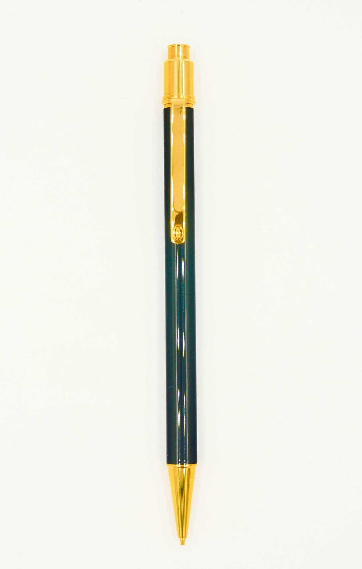 Null 卡地亚

必须

黑色漆面和金色金属铅笔

刻有Must de Cartier的字样

编号为K260

L. : 14 cm. 5,5 in.

箱&hellip;